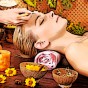 Puesta a punto, un peeling para el verano Woman getting facial massage .